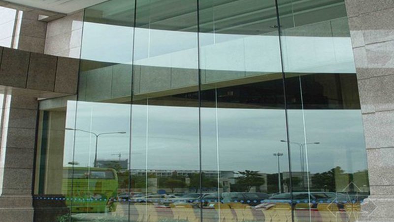 高层建筑玻璃幕墙：如何选择优质厂家？**